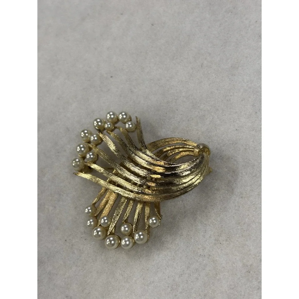 Vintage Lisner Gold Tone Faux Pearl Brooch Pin Classic Glam Occasion Heritage‎